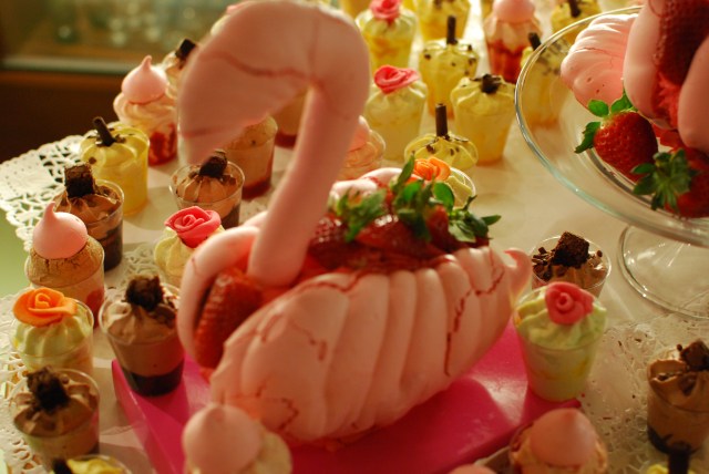 Full Circle Sunshine Bakery Meringue Swan